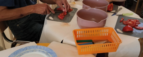 Gorące bułki i jeszcze gorętsza radość” – trening samoobsługi z hot dogiem w roli głównej.