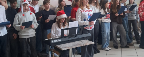 Kolędowanie z młodzieżą ze Szkoły Podstawowej w Dziekanowie Nowym